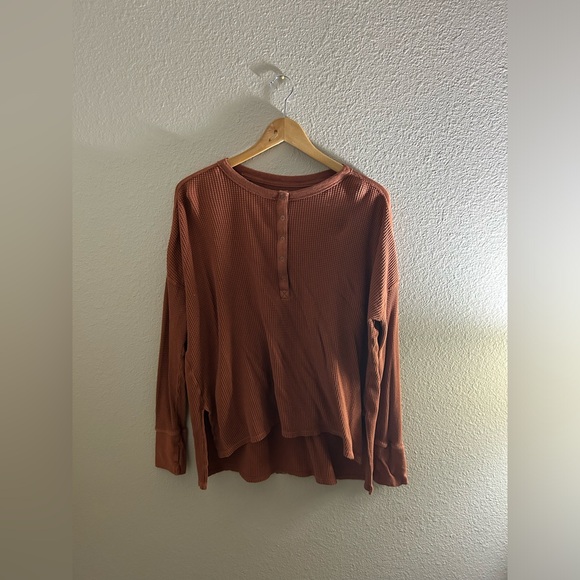 Aerie OFFLINE BY AERIE WOW! WAFFLE HENLEY T-SHIRT-Size M-Rust - Picture 2 of 5